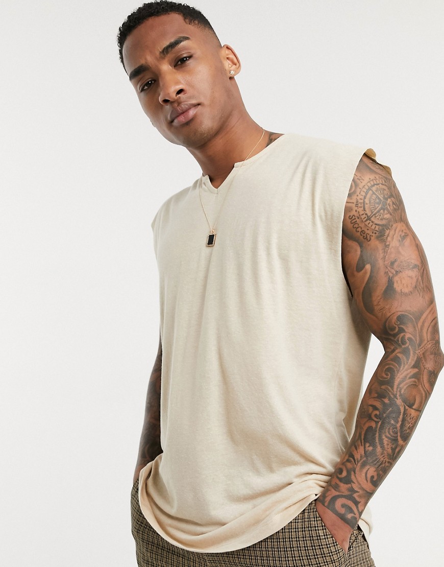 ASOS DESIGN - T-shirt oversize lunga senza maniche con intaglio sul collo in misto lino beige