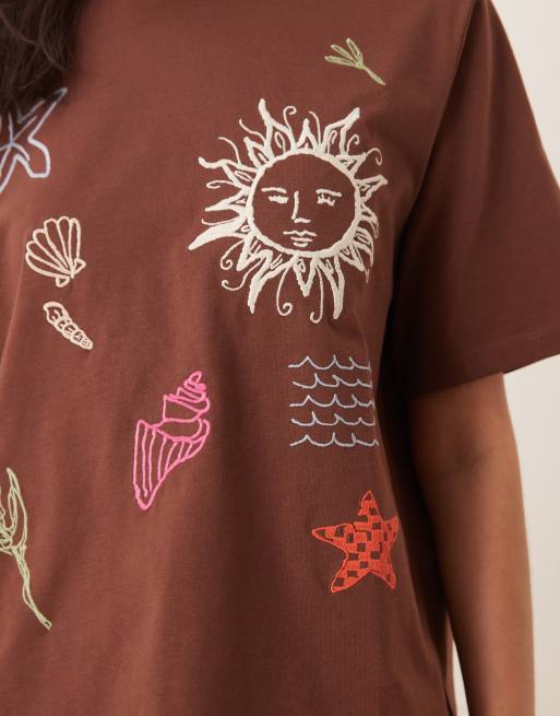 ASOS DESIGN - T-shirt oversize marrone con grafica con sole ricamato, 2 di 4