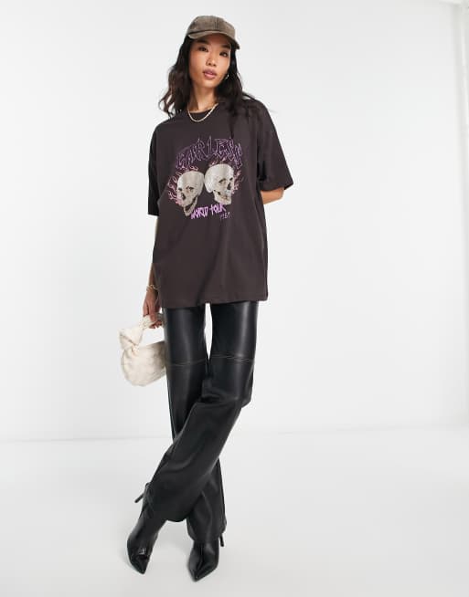 ASOS DESIGN - T-shirt oversize marrone con grafica "Fearless World Tour" applicata a caldo, 3 di 4