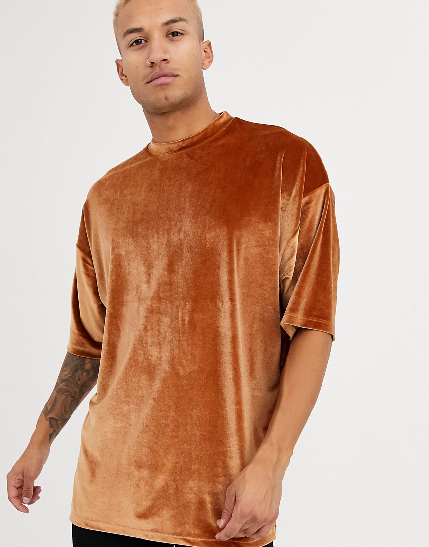 ASOS DESIGN - T-shirt oversize molto lunga a mezze maniche in velour marrone
