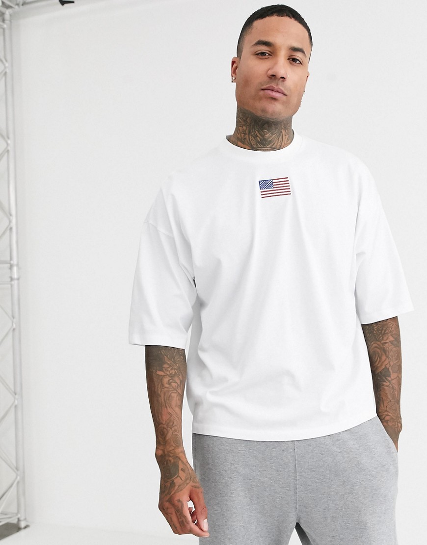 ASOS DESIGN - T-shirt oversize pesante con bandiera ricamata sul petto-Bianco