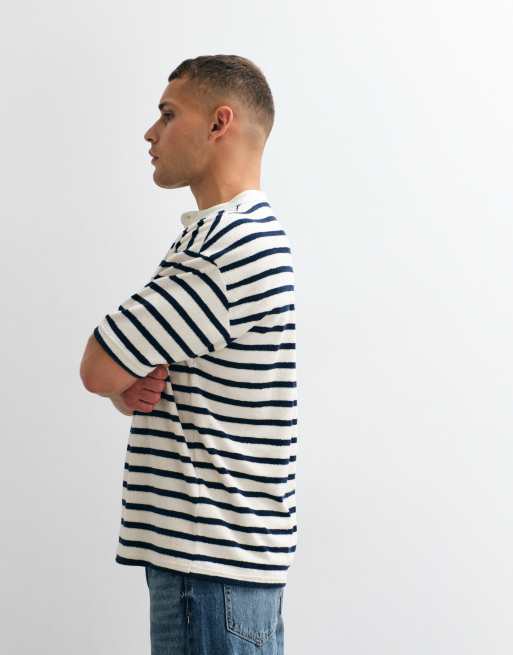ASOS DESIGN - T-shirt oversize pesante con collo serafino in spugna blu navy a righe, 3 di 5