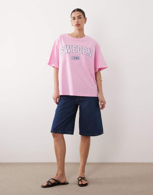 ASOS DESIGN - T-shirt oversize rosa chiaro con grafica "Sweden" stile college, 2 di 4