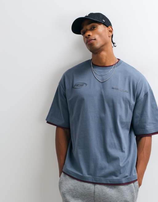 ASOS DESIGN T-shirt oversize squadrata a doppio strato con grafica in rilievo in navy e bordeaux, 2 di 5