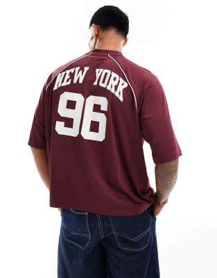 ASOS DESIGN - T-shirt oversize squadrata bordeaux con stampa sportiva sul retro