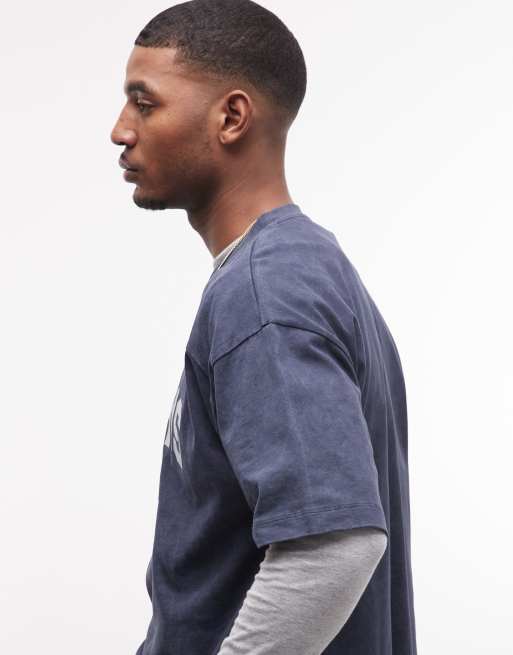 ASOS DESIGN - T-shirt oversize squadrata lavaggio blu navy con grafica sportiva, 5 di 5