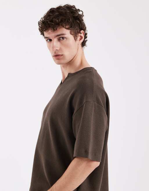 ASOS DESIGN - T-shirt oversize squadrata marrone scuro a nido d'ape con intaglio sullo scollo, 4 di 5
