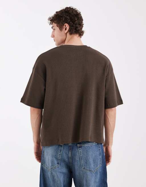 ASOS DESIGN - T-shirt oversize squadrata marrone scuro a nido d'ape con intaglio sullo scollo, 5 di 5