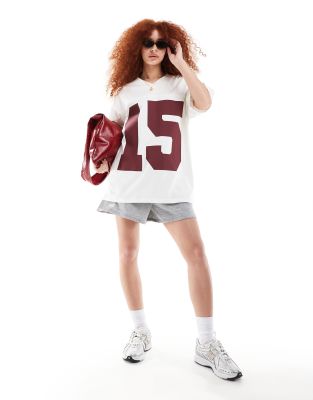 ASOS DESIGN - T-shirt oversize stile calcio color crema con scollo a V a stampa “15”