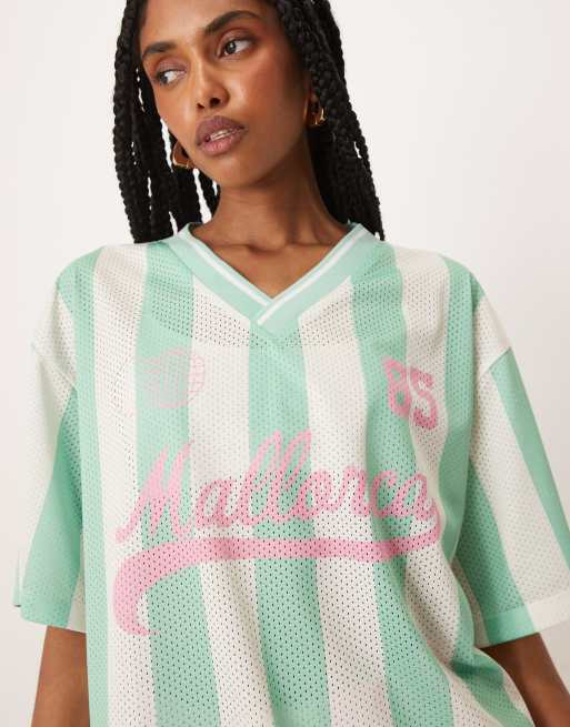 ASOS DESIGN - T-shirt oversize verde a righe con scollo a V e stampa “Mallorca”, 3 di 4