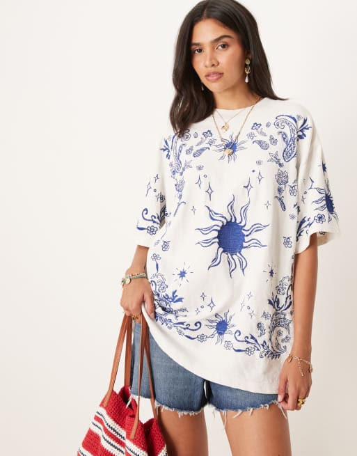ASOS DESIGN – T-shirt oversize w kolorze złamanej bieli z haftowanym wzorem