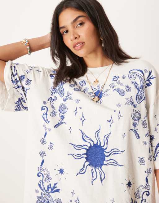 ASOS DESIGN – T-shirt oversize w kolorze złamanej bieli z haftowanym wzorem, 3 z 4