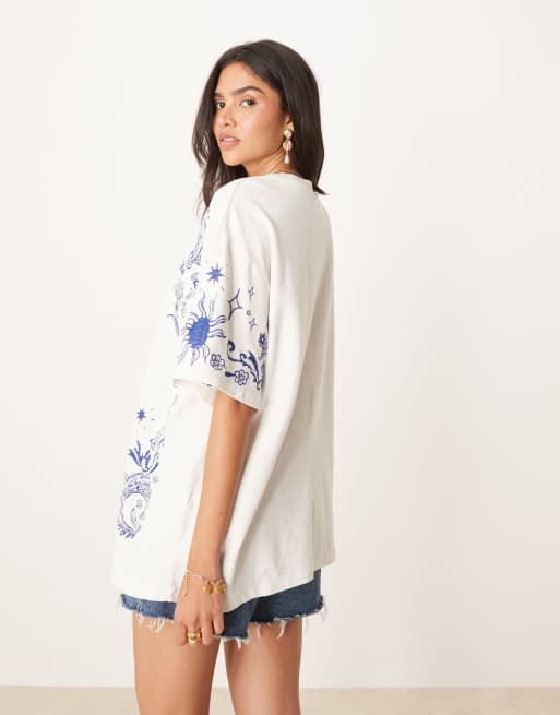 ASOS DESIGN – T-shirt oversize w kolorze złamanej bieli z haftowanym wzorem, 4 z 4