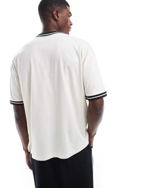 ASOS DESIGN – T-shirt oversize w kolorze złamanej bieli ze sportowym nadrukiem z przodu, 4 z 4