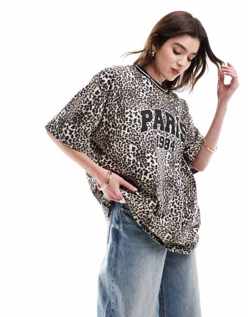 ASOS DESIGN – T-shirt oversize we wzór w panterkę z lamówką i grafiką z napisem „Paris”