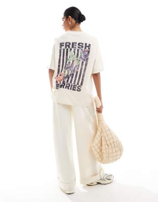 ASOS DESIGN – T-shirt oversize z grafiką jesiennych owoców w kolorze kości słoniowej