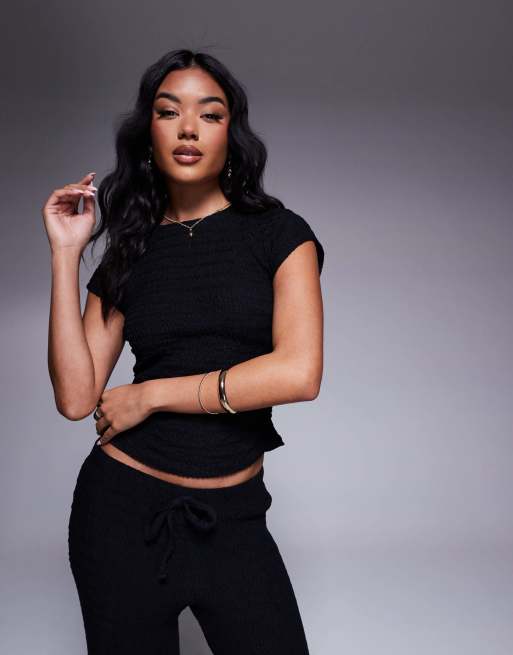 ASOS DESIGN - T-shirt raccolta taglio corto e stretto nera testurizzata