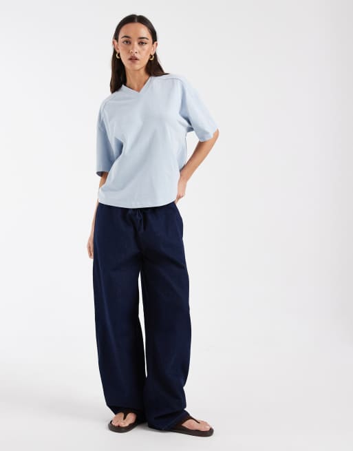 ASOS DESIGN - T-shirt regular fit blu slavato con scollo a V, 2 di 4