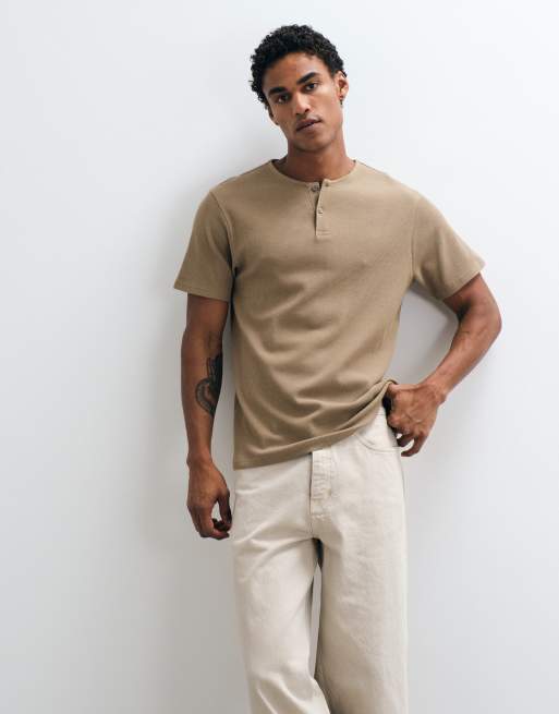 ASOS DESIGN t-shirt regular fit con scollo henley in tessuto piqué marrone, 3 di 5