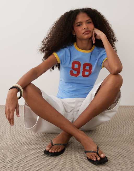 ASOS DESIGN - T-shirt ristretta blu con bordi a contrasto e grafica 98 stile college , 2 di 4