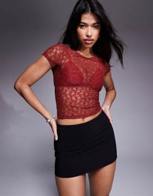 ASOS DESIGN - T-shirt semi transparent en dentelle effet rétréci à manches courtes - Bordeaux-Rouge