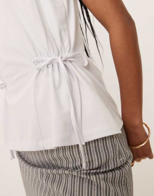 ASOS DESIGN - T-shirt senza maniche bianca con allacciatura laterale in vita, 3 di 4