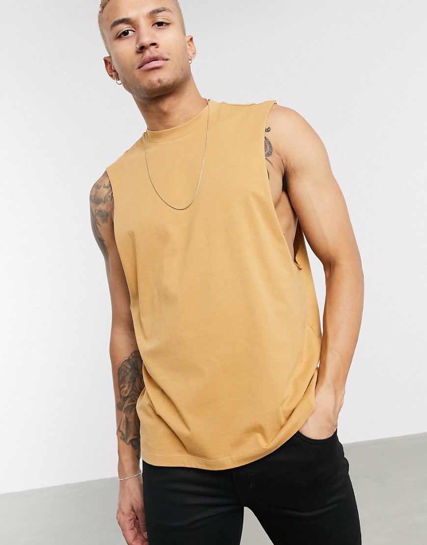 ASOS DESIGN - T-shirt senza maniche comoda in tessuto organico con giromanica ampio color cuoio