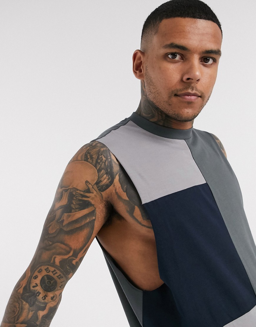 ASOS DESIGN - T-shirt senza maniche comoda in tessuto organico con giromanica ampio grigia patchwork color block-Nero