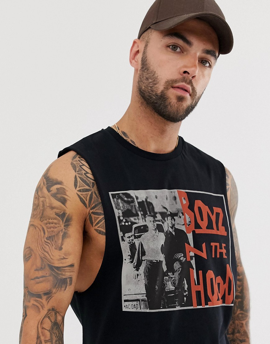 ASOS DESIGN - T-shirt senza maniche con giromanica ampio e stampa Boyz In The Hood-Nero