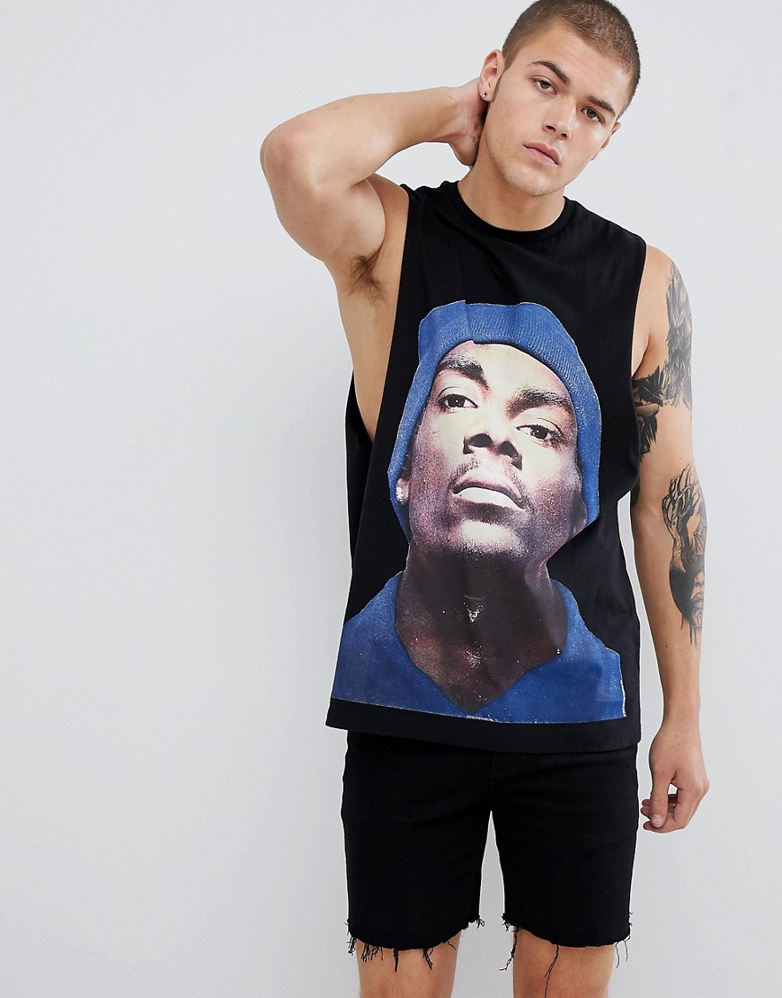 ASOS DESIGN - T-shirt senza maniche con giromanica ampio e stampa di Snoop Dogg-Nero