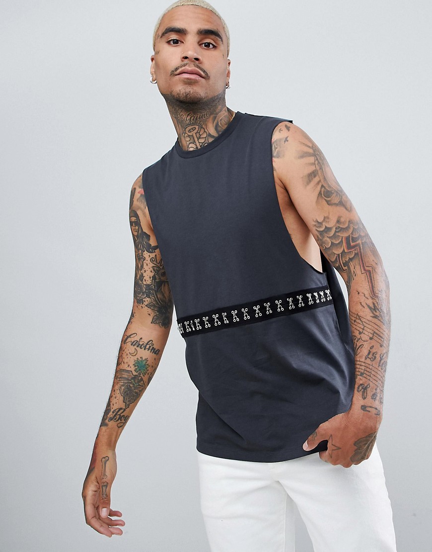ASOS DESIGN - T-shirt senza maniche grigia con dettagli in metallo-Grigio