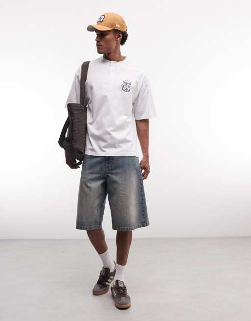 ASOS DESIGN - T-shirt serafino oversize bianca con grafica sul petto, 2 di 5