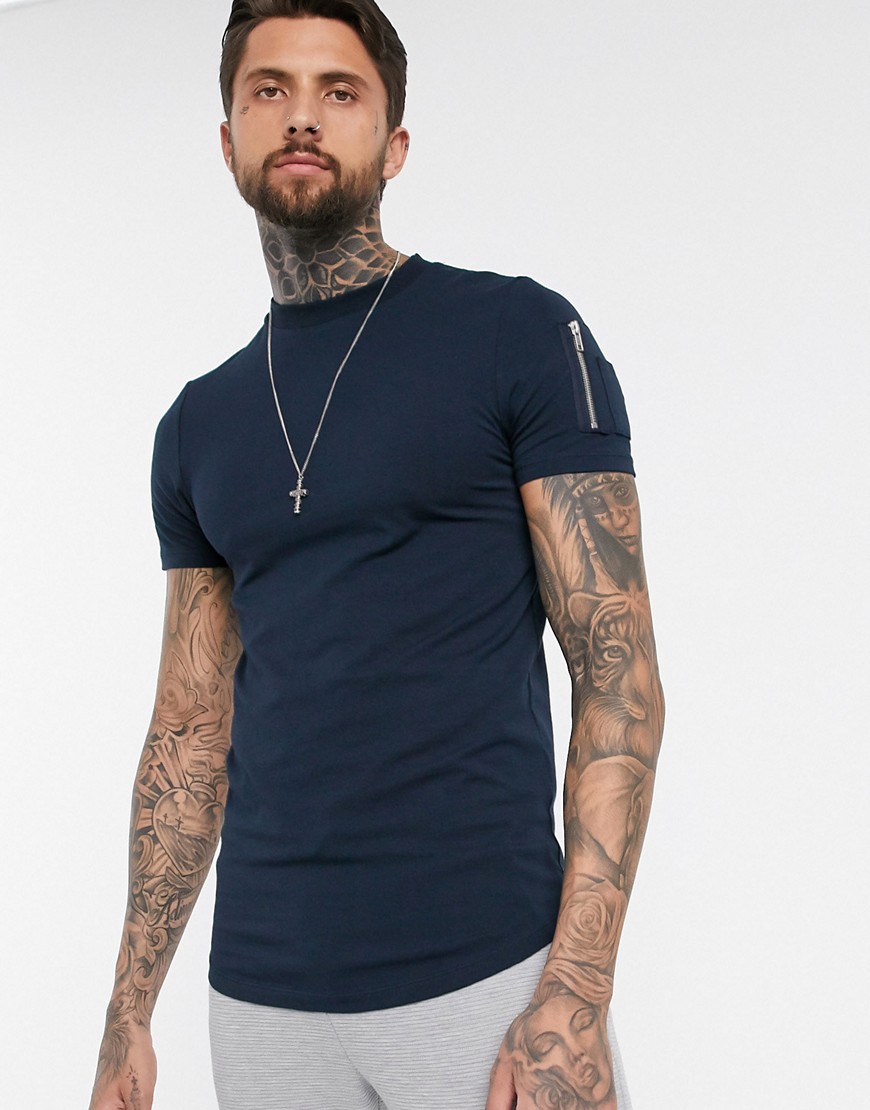 ASOS DESIGN - T-shirt skinny con fondo arrotondato con schizzi e tasca stile MA1 blu navy