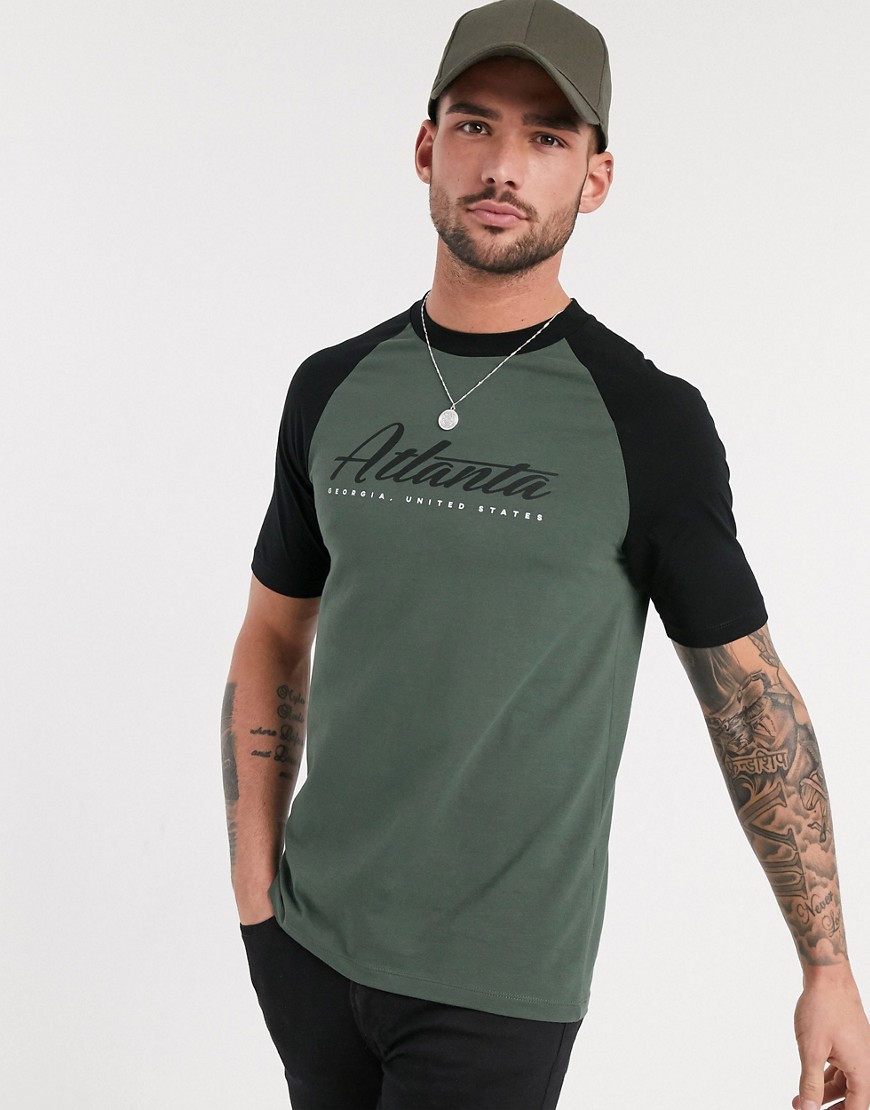 ASOS DESIGN - T-shirt skinny raglan con stampa di città-Verde