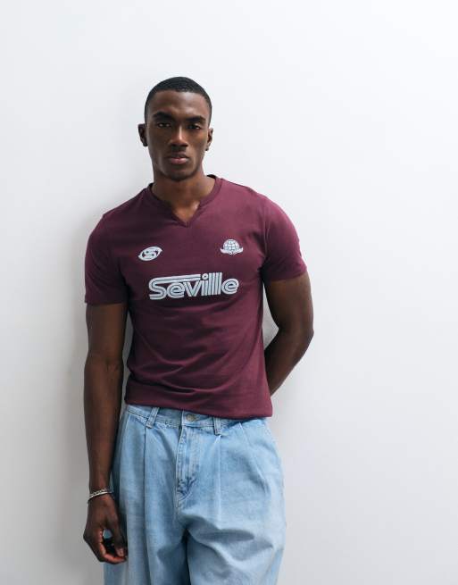 ASOS DESIGN - T-shirt slim bordeaux con stampa a tema calcio bombata, 4 di 5