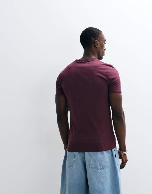 ASOS DESIGN - T-shirt slim bordeaux con stampa a tema calcio bombata, 5 di 5