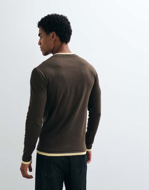 ASOS DESIGN t-shirt slim fit à manches longues double épaisseur marron et jaune, 4 de 5