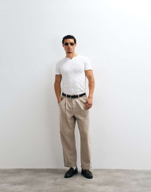 ASOS DESIGN - T-shirt slim fit in tessuto testurizzato greige con scollo a V, 2 di 5