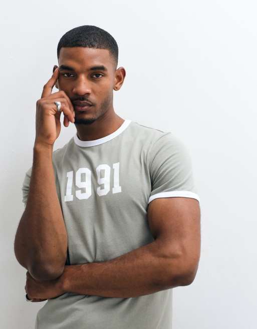 ASOS DESIGN - T-shirt slim verde con stampa 1991 e maniche doppio strato, 5 di 5