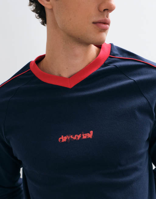 ASOS DESIGN t-shirt squadrata e comoda a maniche lunghe con scollo a V e stampa con scritta, blu navy, 2 di 5