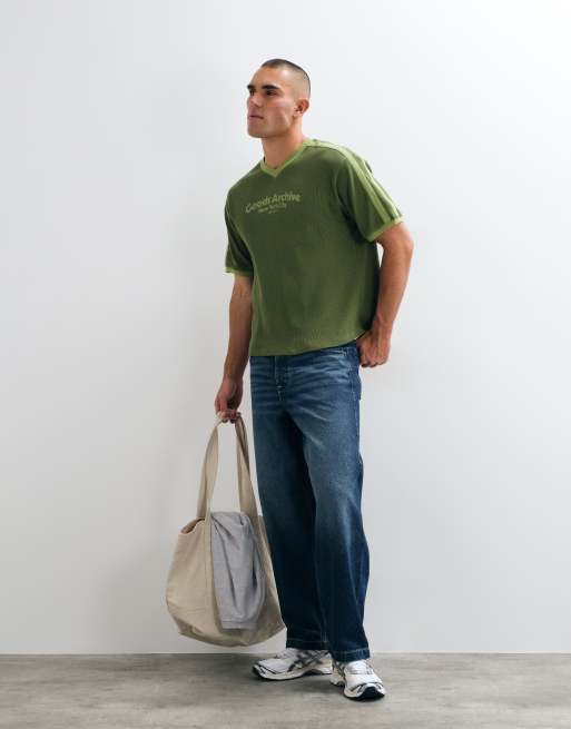 ASOS DESIGN T-shirt squadrata e comoda con scollo a V e stampa testuale verde in tessuto piqué, 3 di 5