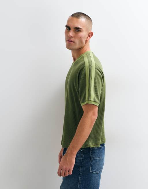 ASOS DESIGN T-shirt squadrata e comoda con scollo a V e stampa testuale verde in tessuto piqué, 4 di 5