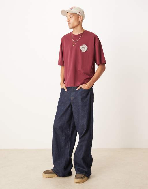 ASOS DESIGN - T-shirt squadrata oversize bordeaux con applicazione sul petto, 3 di 4