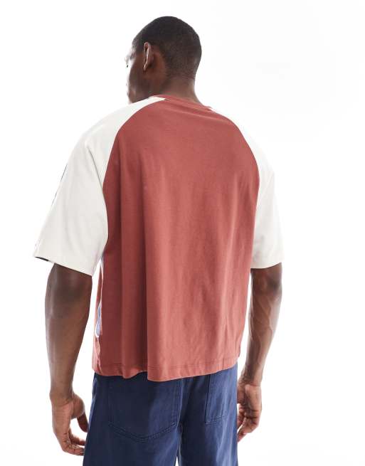 ASOS DESIGN - T-shirt squadrata oversize bordeaux con pannelli cut and sew e grafiche sportive, 3 di 5