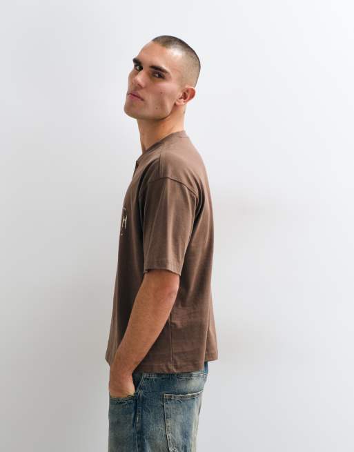 ASOS DESIGN t-shirt squadrata oversize con scritta e collo serafino in marrone slavato, 4 di 5