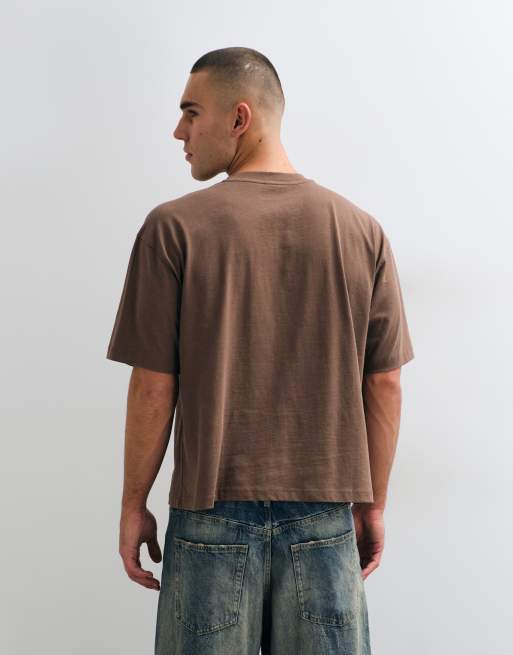 ASOS DESIGN t-shirt squadrata oversize con scritta e collo serafino in marrone slavato, 5 di 5