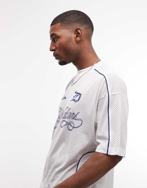 ASOS DESIGN T-shirt squadrata oversize con spalla scesa e grafica football in tessuto a rete, 4 di 5