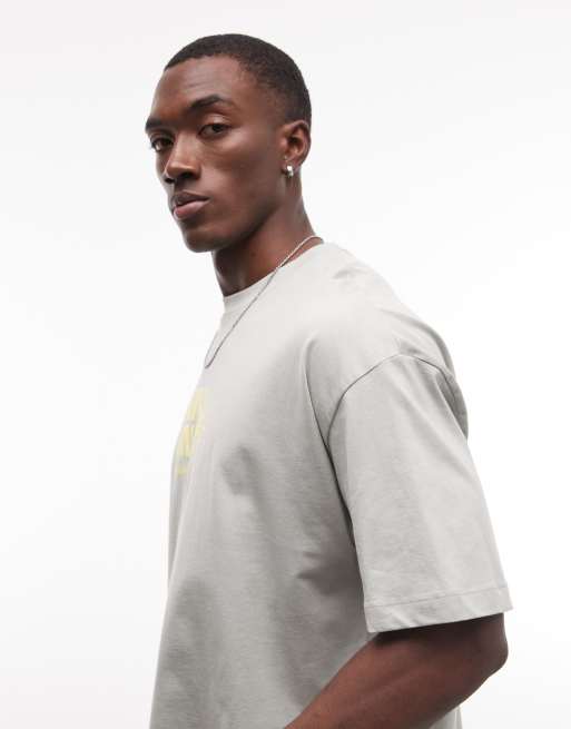 ASOS DESIGN - T-shirt squadrata oversize kaki con stampa di scritta, 4 di 5