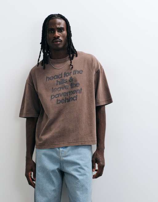 ASOS DESIGN T-shirt squadrata relaxed con stampa testuale in marrone slavato, 2 di 5