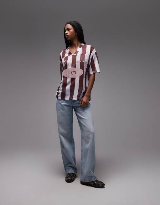 ASOS DESIGN - T-shirt stile calcio in airtex bordeaux a righe con grafica, 2 di 4